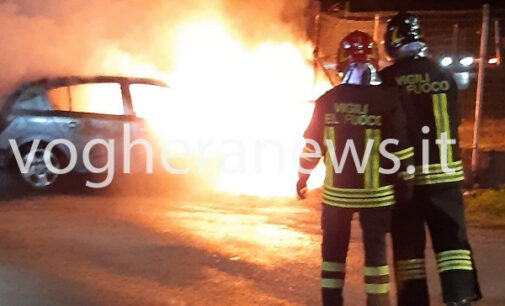 MONTEBELLO 28/01/2023: Auto distrutta dalle fiamme ieri sera nei pressi del centro commerciale
