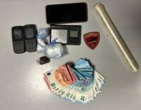 SAN GENESIO PAVIA 23/01/2023: Lungo la strada con cocaina e hashish nelle tasche. Polizia arresta spacciatore