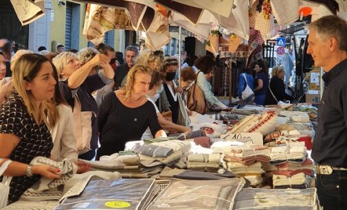 STRADELLA TORTONA – Tornano le bancarelle de “Gli Ambulanti di Forte dei Marmi®”. Nel week-end del 4 e 5 marzo si potranno ammirare le “boutique a cielo aperto” in ben 2 appuntamenti. Stradella e Tortona