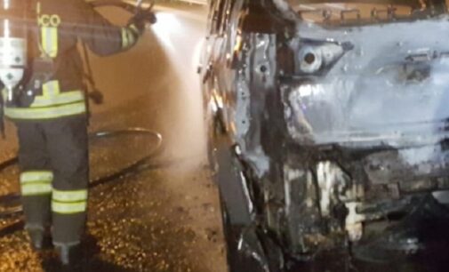 VOGHERA 15/02/2023: Auto prende fuoco in via Amendola dopo l’incidente. Un residente salva la conducente dalle fiamme