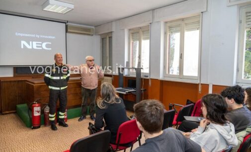 VOGHERA 16/02/2023: I Vigili del Fuoco come modello per la sicurezza e come sbocco lavorativo. Lezione e occasione di “orientamento” in caserma ieri per gli studenti del Galilei