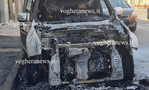 VOGHERA 19/03/2023: Auto distrutta dal fuoco. Il rogo vicino all’ospedale