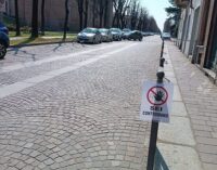 VOGHERA 23/03/2023: Auto in contromano in via Cavour. Contro i pericoli alla circolazione spuntano i cartelli ‘fai da te’