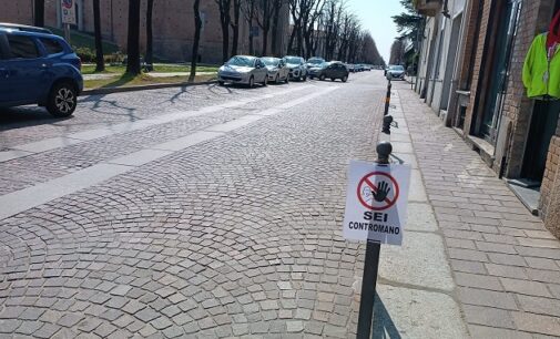 VOGHERA 23/03/2023: Auto in contromano in via Cavour. Contro i pericoli alla circolazione spuntano i cartelli ‘fai da te’