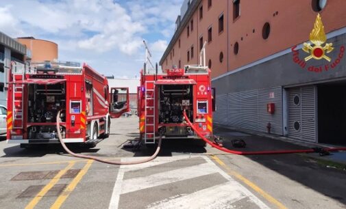 PAVIA 11/05/2023: Auto a fuoco esplode nel garage sotto al centro commerciale Minerva. Ferito un uomo