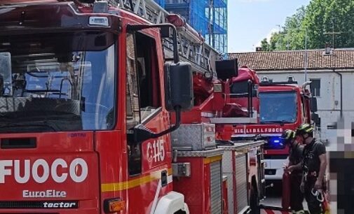 PAVIA 13/06/2023: Lavoro. Stipendi non pagati. Operai si barricano per ore su una gru