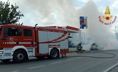 CASTEGGIO 09/06/2023: Auto a fuoco sulla SS10. Intervento dei Vigili del Fuoco di Voghera