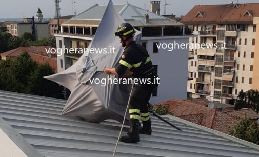 VOGHERA 28/06/2023: Ombrellone vola sul tetto. In azione i Vigili del fuoco