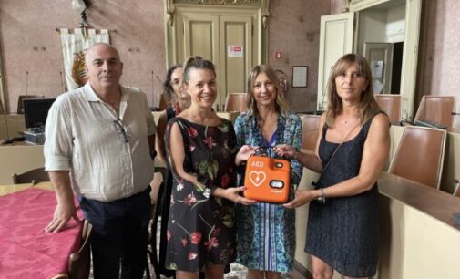 VOGHERA 19/07/2023: La Croce Rossa dona il defibrillatore all’Istituto Comprensivo “Pertini” di Oriolo. Stamane la consegna in municipio con Sindaca e Assessore