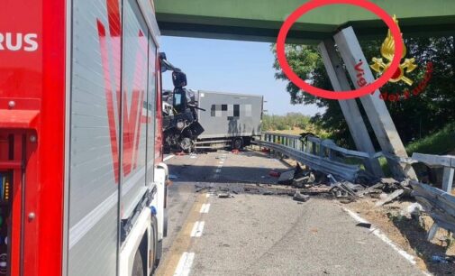 CASTEGGIO STRADELLA 18/07/2023: Strade. A21 libera dalle 10. Demolito nella notte il cavalcavia danneggiato ieri da un tir