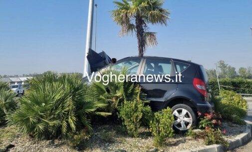 VOGHERA 29/09/2023: Strade. Auto sulla rotonda. Via Piacenza chiusa al traffico fino alle 13.20