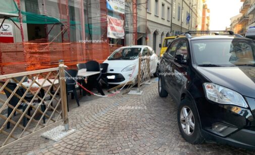 VOGHERA 08/10/2023: Auto “impazzita” esce di strada. Paura fra i clienti seduti fuori da un bar