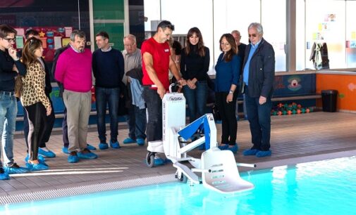 VOGHERA 27/10/2023: La piscina comunale ora è più inclusiva. In funzione il macchinario acquistato dall’Asm per l’accesso dei disabili in acqua