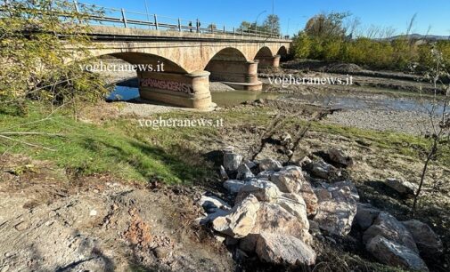 VOGHERA 28/03/2024: Strade. Al ponte di via Piacenza arrivano i semafori per segnalare la chiusura in caso di piena