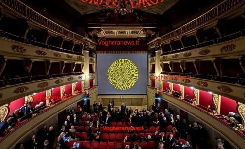 VOGHERA 27/11/2023: Teatro Sociale. Sala piena alla Prima per il grande omaggio a Valentino. Ecco chi c’era