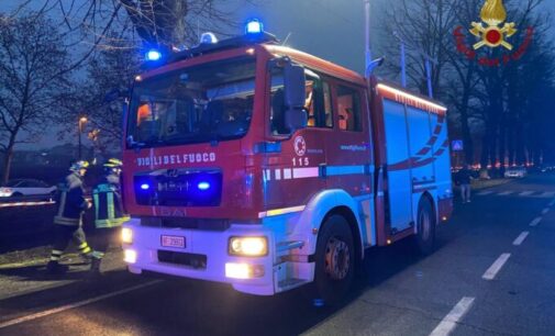 PAVIA 01/12/2023: Scontro in Viale Repubblica. Un’auto finisce ribaltata nel naviglio. Gravissima una ragazza