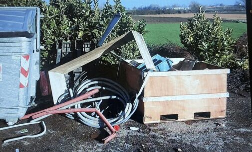 VOGHERA 10/01/2024: Abbandono abusivo di materiali al centro commerciale Voghera Est: la Polizia Locale identifica e sanziona il responsabile