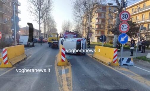 VOGHERA 20/02/2024: Auto si ribalta al ponte di via Piacenza