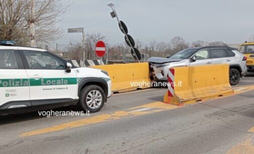 VOGHERA 17/03/2024: Auto contro i new jersey. Incidente al ponte di via Piacenza. Sinistro anche in via Lomellina