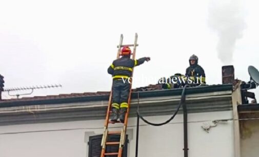 BORGO PRIOLO 29/03/2024: Fuoco al tetto. I pompieri salvano l’abitazione