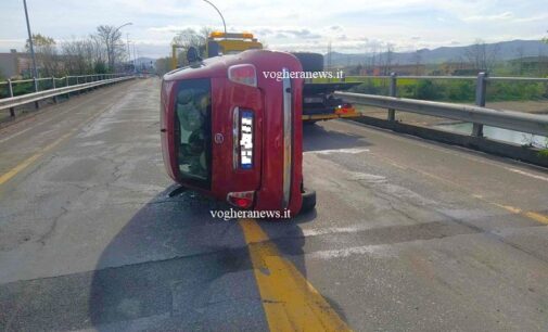 VOGHERA 05/04/2024: Auto si ribalta alle barriere del ponte di via Piacenza