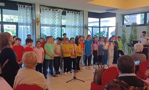 RIVANAZZANO TERME 06/05/2024: Gli alunni della primaria cantano per gli ospiti della residenza “Oasi della Pace”.