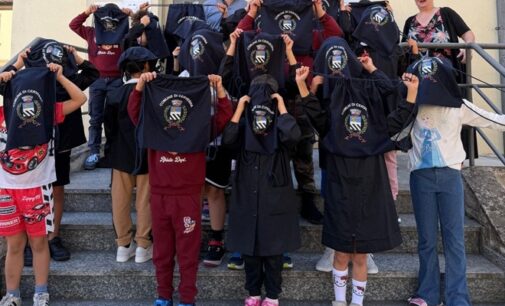CERVESINA 17/09/2026: Comunità e scuola: alla Primaria un avvio d’anno condiviso. Il Comune dona agli alunni una sacca con lo stemma del Comune