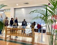 MONTEBELLO 29/10/2026: Rapina alla gioielleria interna all’Iper. Banda sfonda le vetrine e fugge con il bottino. Un agente del Commissariato fuori dal servizio con altri avventori cerca di fermarli ma vengono presi a martellate