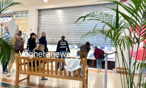 MONTEBELLO 29/10/2026: Rapina alla gioielleria interna all’Iper. Banda sfonda le vetrine e fugge con il bottino. Un agente del Commissariato fuori dal servizio con altri avventori cerca di fermarli ma vengono presi a martellate